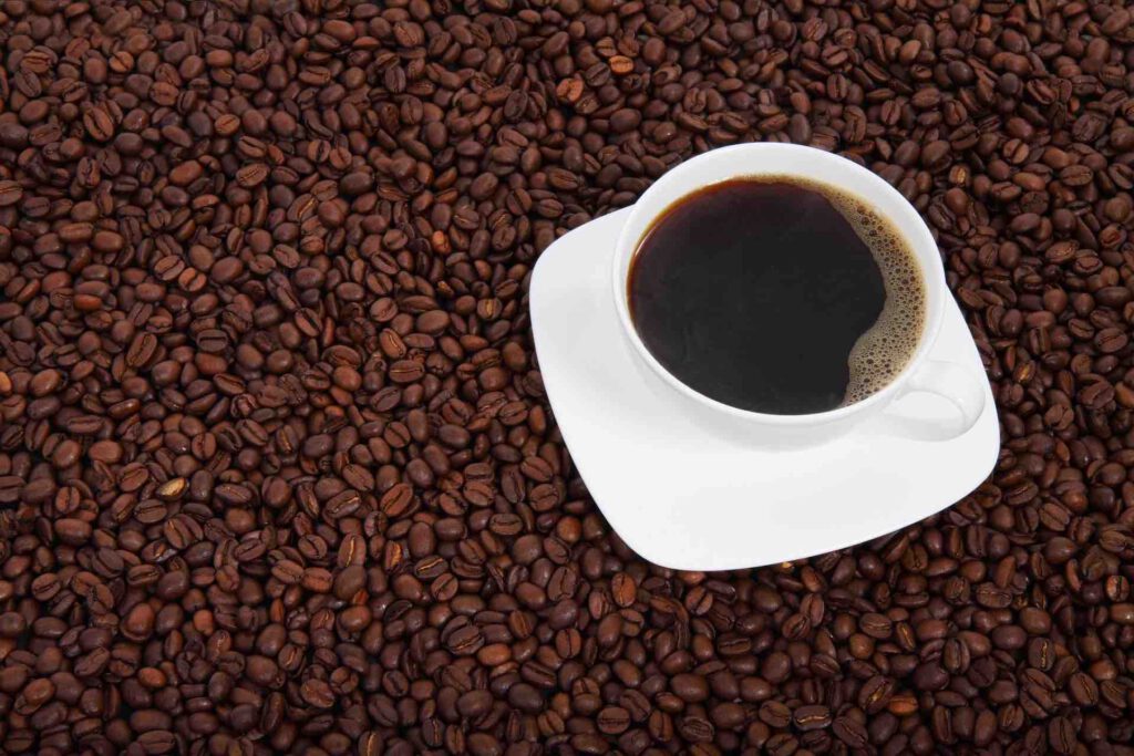 Kaffeetasse auf Kaffeebohnen